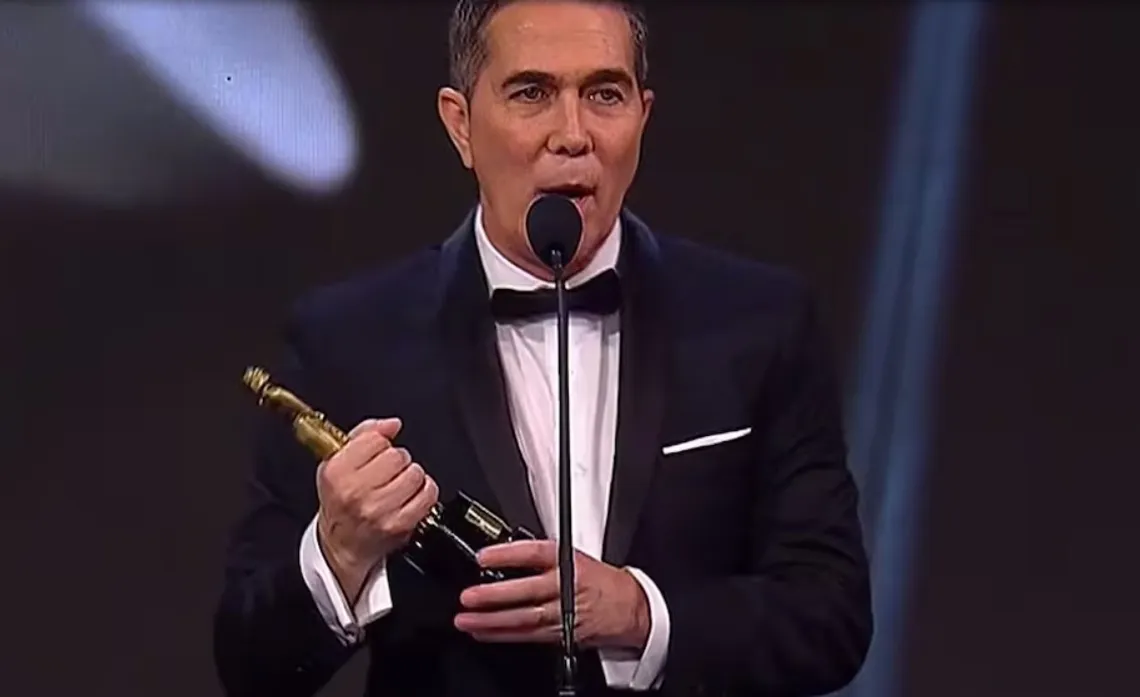 rodolfo-recibio-un-galardon-reconocimiento-su-trabajo-labor-periodistica-masculina