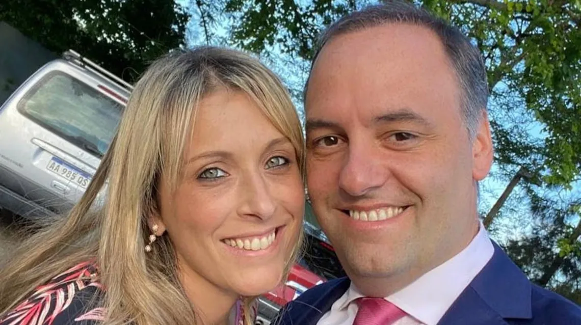 adorni-dijo-que-su-esposa-viajo-a-nueva-york-invitada-por-milei-y-hablo-de-operacion-por-su-vuelo-a-