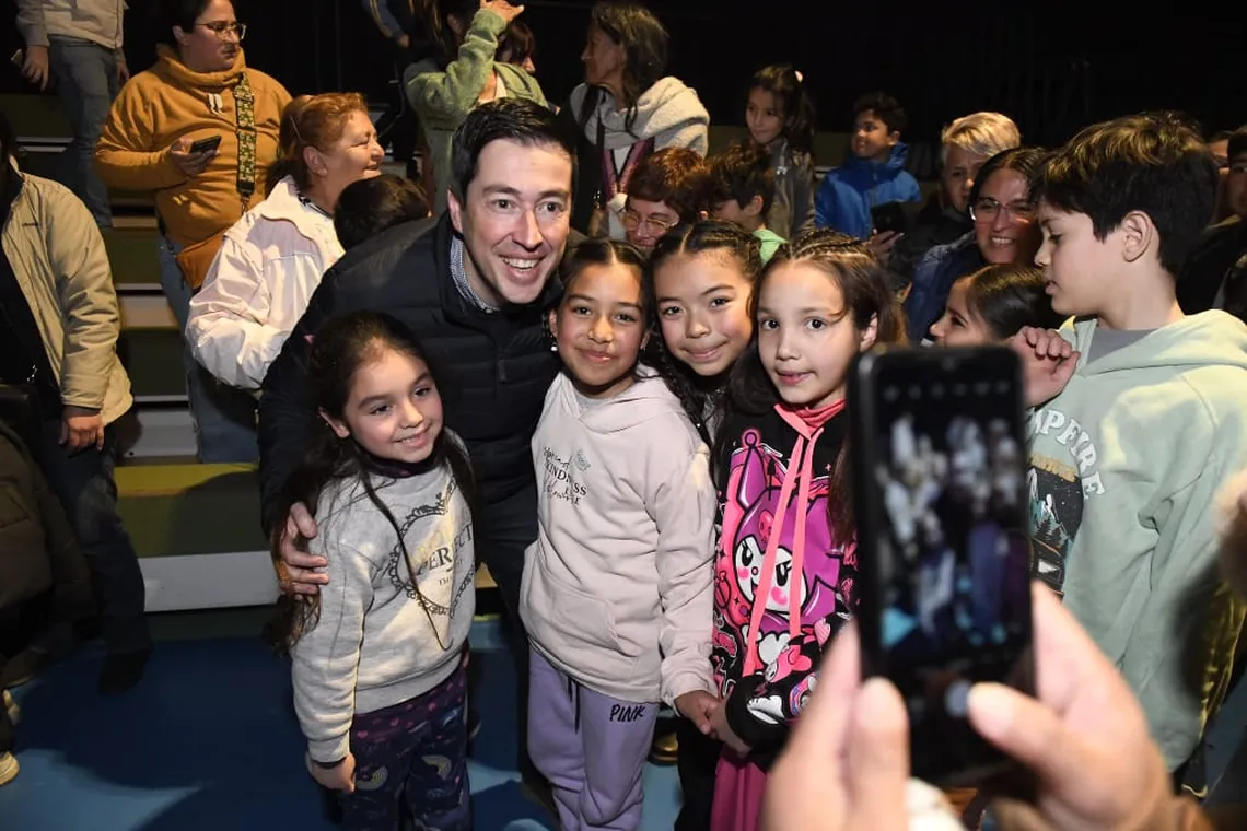 leo-nardini-intendente-del-municipio-malvinas-argentinas-junto-las-familias-la-presentacion-del-show-iocus