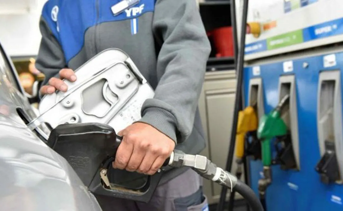 las-estaciones-servicio-esperan-aumentos-y-la-nafta-superara-la-barrera-los-1000-este-fin-semana