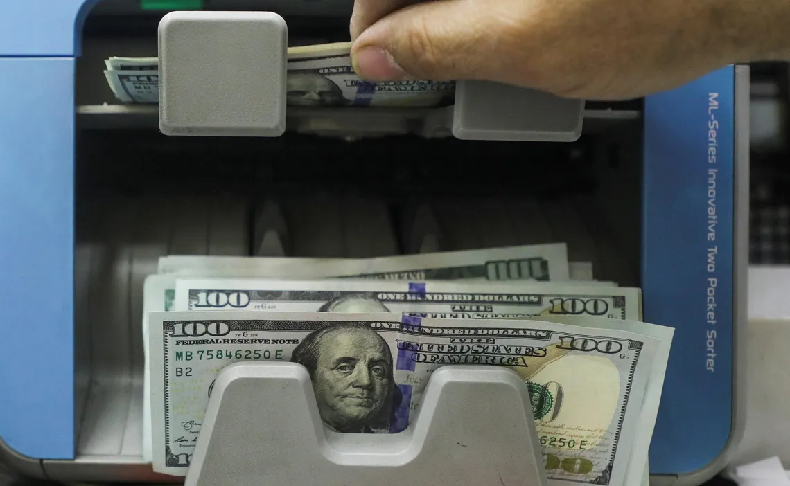 alcanzo-un-maximo-1380-pesos-pero-el-gobierno-logro-maniatar-el-dolar-blue-los-valores-del-ultimo-martes