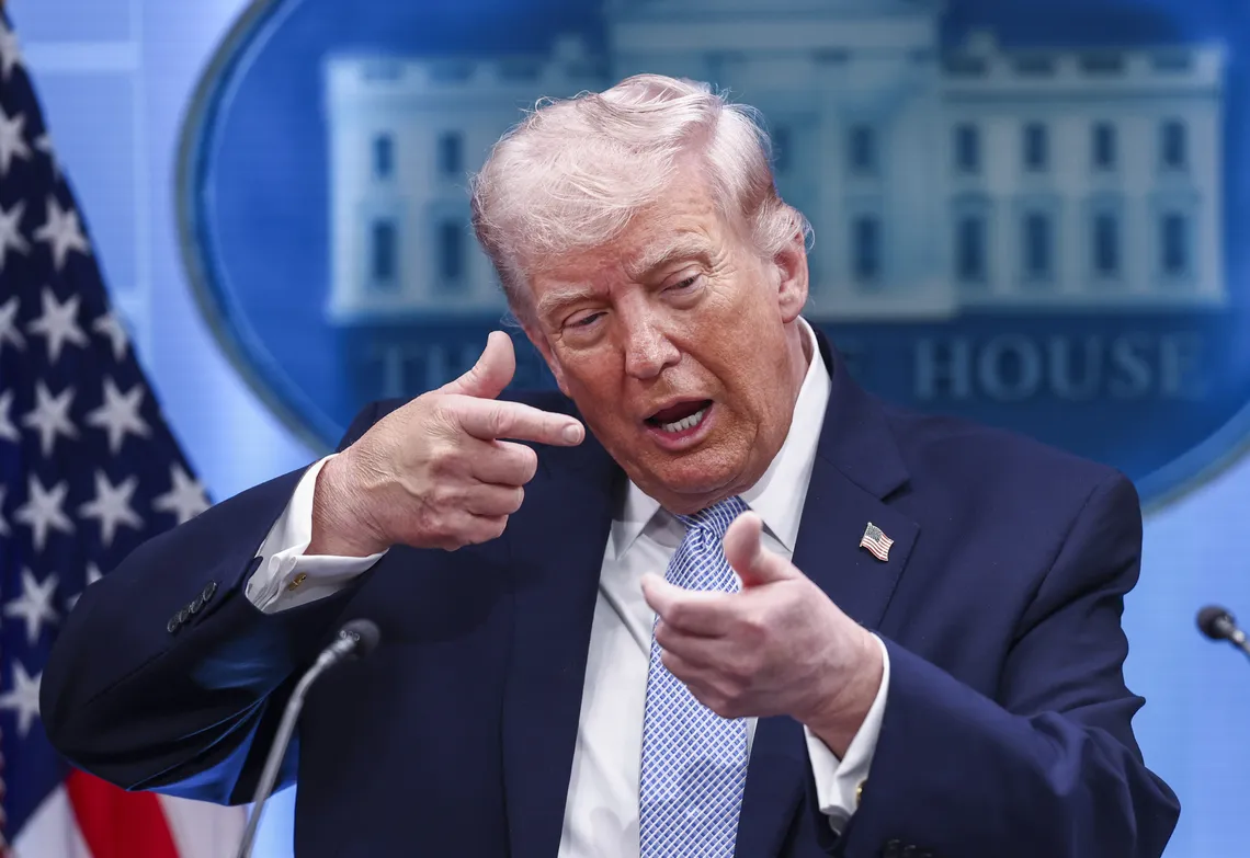 donald-trump-imita-el-gesto-estar-disparando-hoy-es-un-dia-clave-el-conflicto-medio-oriente